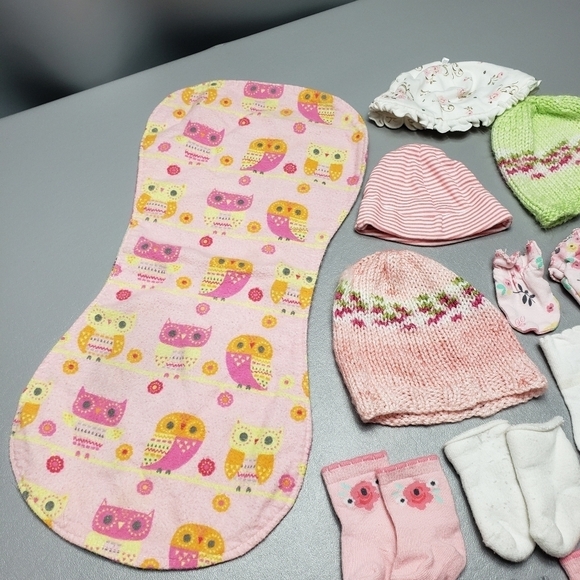 baby girls mixed bundle of 18 socks, hats, mittens - Picture 2 of 8